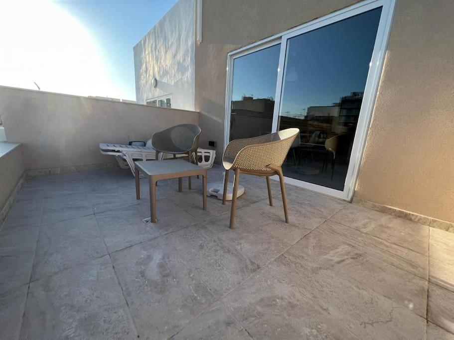 Sweet 1-bedroom Penthouse In The Heart Of It Appartement