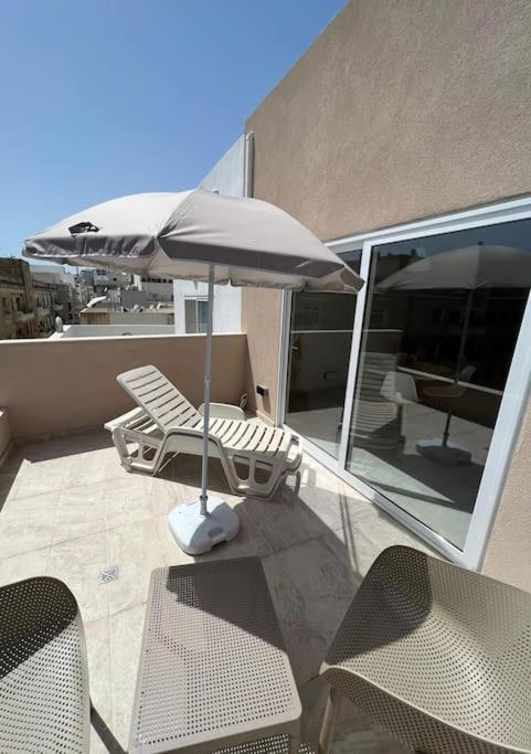 Sweet 1-bedroom Penthouse In The Heart Of It Appartement